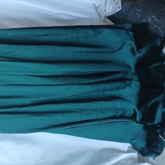 Vera Wang White Emerald Green Maxi Gown, one shoulder,  belted, front slit - Picture 7 of 12